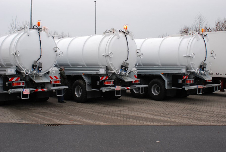 The vacuum tank trucks are on the way to the German sea port.