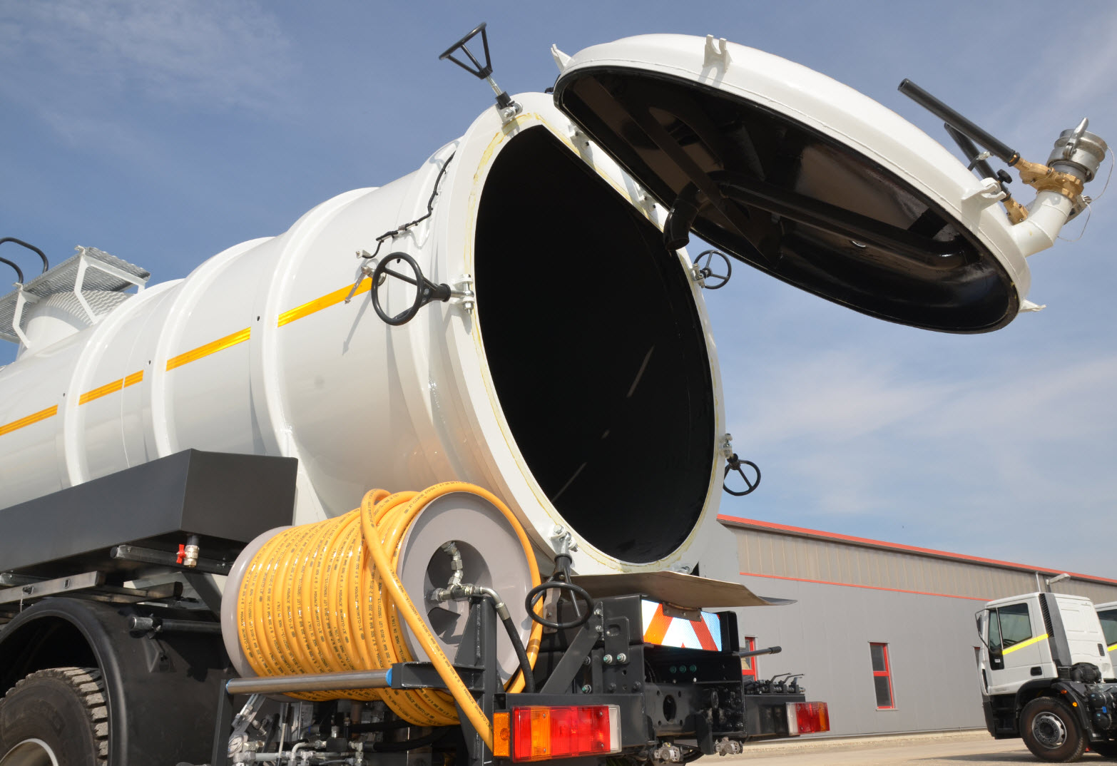 Vacuum Tank Truck units and Vacuum–Jetting-Flushing Combination Trucks can be executed with a manhole (D=600 mm) or with full rear opening, hinged at the top of tank body. Hydraulically operated. Made in Germany, Europe.