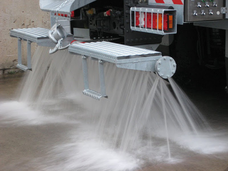 Function test of the spray bar. The spray bar can be used by gravity or pressure