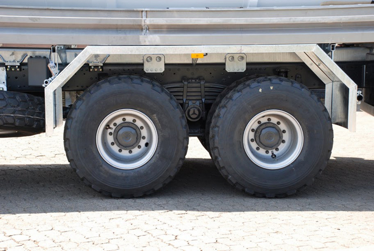 Two reinforced 16 to. heavy duty axles with 18 to. steel springs. 